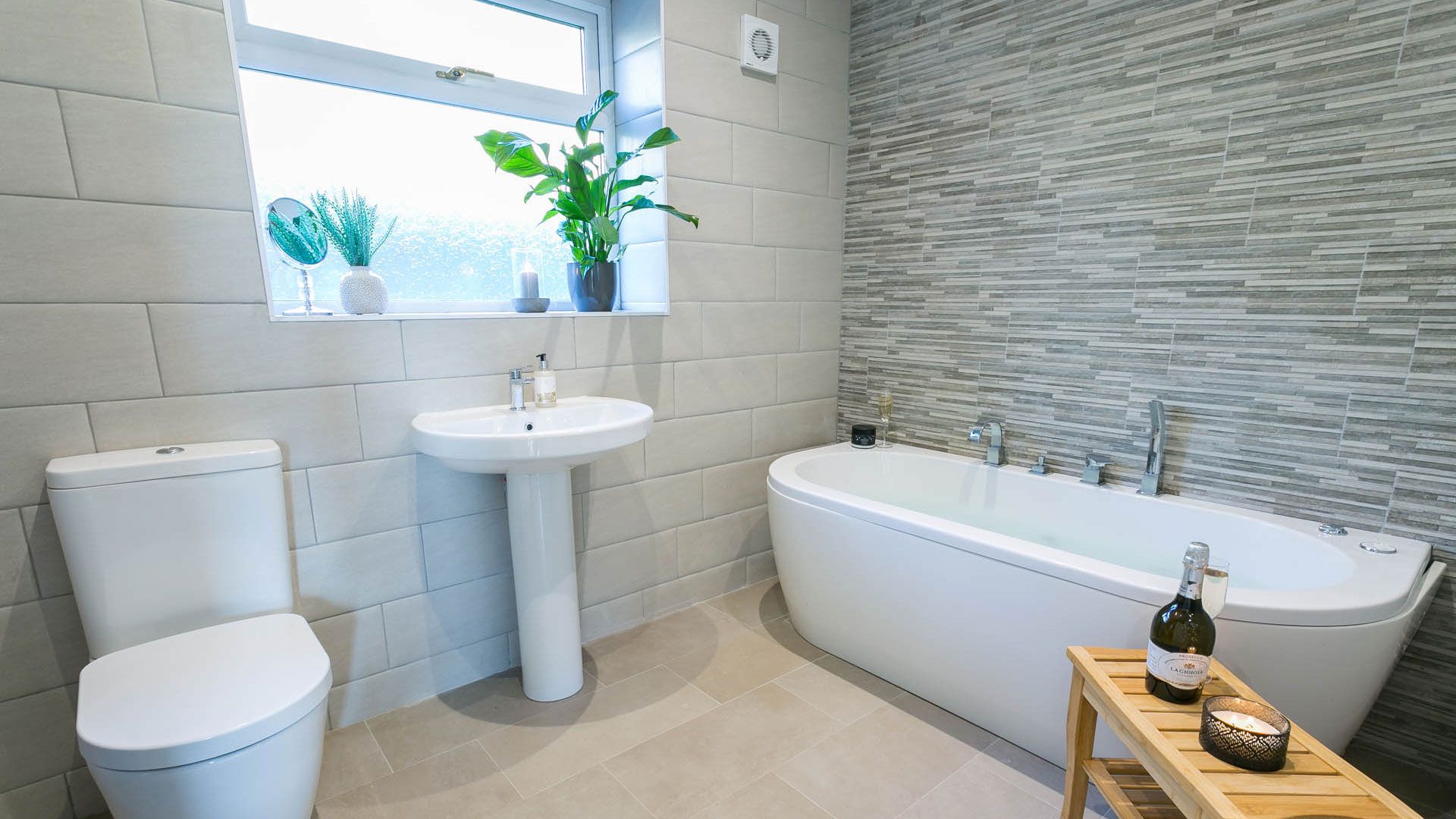Jacuzzi bath in the family bathroom at Bron Heulog