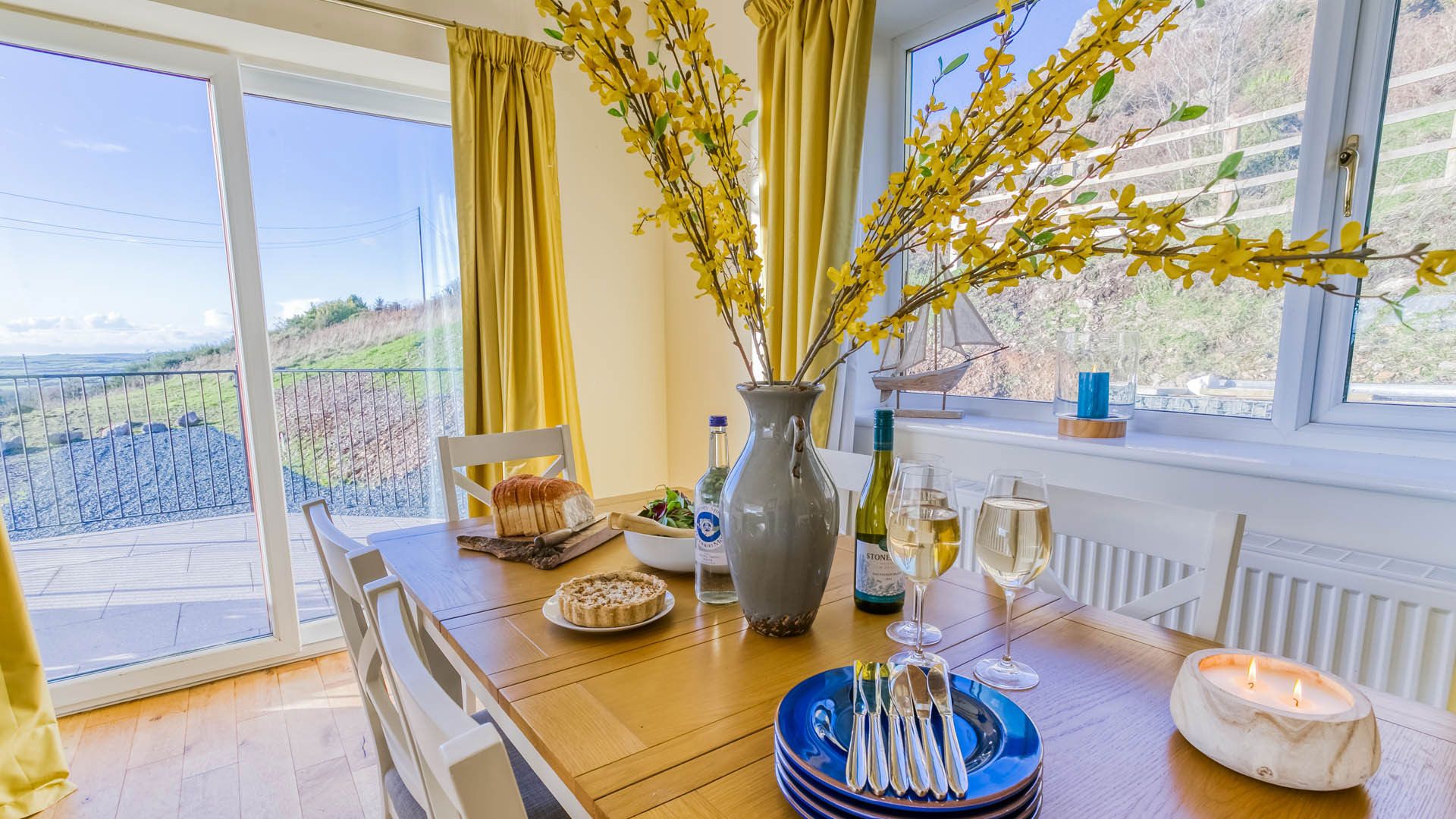Dining area at Bron Heulog